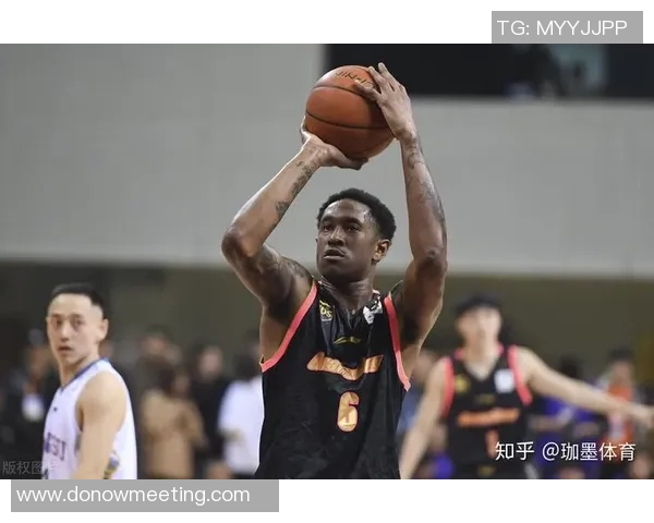 马尚布鲁克斯：从篮球场上的明星到生活中的奋斗者之路